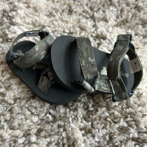 Like new Baby Gap Camo Sandals Size 3-6M